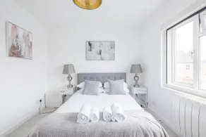 Lovely 2 bedroom apartment - ideal location - Image 2