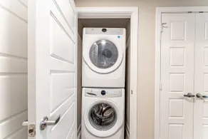 Elegant 1BR King Suite Close to DT w Fast Wifi - Image 5