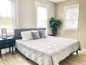 Cheerful 4-bedroom home that sleeps 9 - Image 3