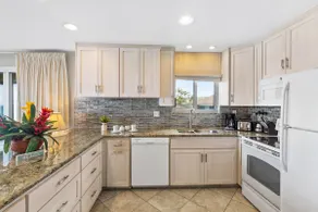 Tropical, modern finishes with vast ocean views - Image 4