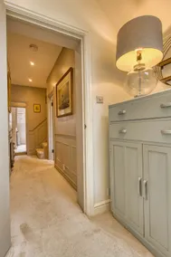 Spacious House In Guildford - Image 5