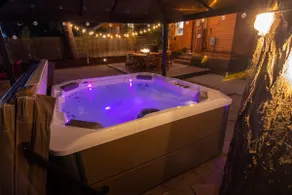 Perfect Sanctuary for 8 w Hot Tub near City Park - Image 2