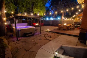 Perfect Sanctuary for 8 w Hot Tub near City Park - Image 3