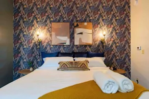 609 E William #5 · Swanky Studio - Heart of Campus | KING BED! - Image 3