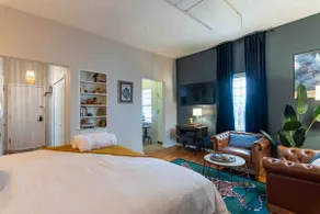 609 E William #5 · Swanky Studio - Heart of Campus | KING BED! - Image 5
