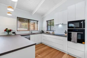 Sea Breeze Coastal Beach House Pet Friendly - Image 2