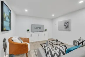 ”Safari” Renovated & Upgraded 2 Bed Lower Suite - Image 2