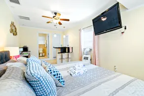 Elegant Palm Beach Suite Ultra-Private King Bed - Image 3