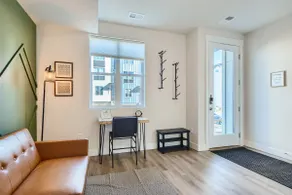 Quiet centrally located Denver hub w/ free parking - Image 5