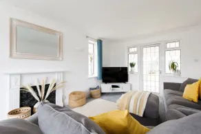 Bright & Modern 4 br House 100 metres from Beach - Image 5