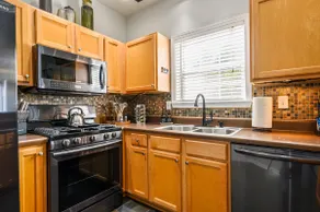Modern 3BR Townhome Near Downtown Woodstock - Image 4