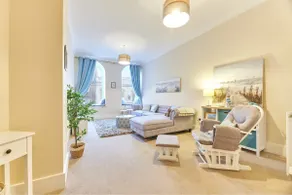 *Spacious* 3 Bedroom Flat - Town Centre Berwick - Image 2