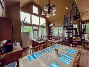 Treehouse 1 Mockingbird Lodge - Image 3