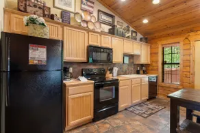 Fantastic Cabin with Fireplace & Whirlpool Tub - Image 2