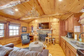 ‘The Deer’ Cabin Peaceful Refuge in East Texas - Image 4