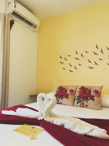 Ground floor en-suite with breakfast in a guesthouse 200 meters away - Image 2