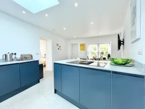 Stunning 1 Bed~ River view~ parking~central - Image 5