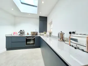 Stunning 1 Bed~ River view~ parking~central - Image 3