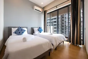 Comfy 3BR Apt in Danga Bay FREE Parking Sea View - Image 3