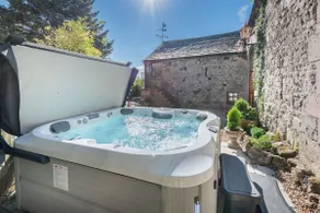 Luxurious holiday home with hot tub - Image 4