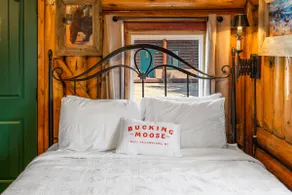 The Bucking Moose Wolf Suite: Cozy 2 Queen suite, just 1 minute from Yellowstone! - Image 5