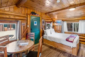The Bucking Moose Wolf Suite: Cozy 2 Queen suite, just 1 minute from Yellowstone! - Image 2