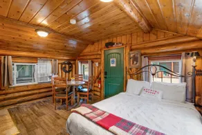 The Bucking Moose Wolf Suite: Cozy 2 Queen suite, just 1 minute from Yellowstone! - Image 4