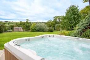 Beautiful Yorkshire farmhouse with hot tub - Image 2