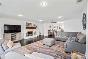 3BR/2BA Group Friendly Lakefront Retreat - Image 2