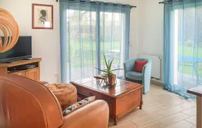 3 Bedroom Stunning Home In Trévou-Tréguignec - Image 2