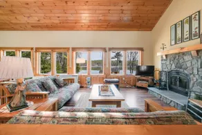 Cozy Lakeside Retreat: Pet-Friendly & Year-Round - Image 3