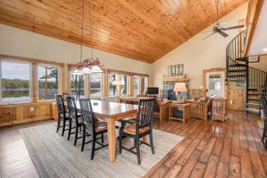 Cozy Lakeside Retreat: Pet-Friendly & Year-Round - Image 4