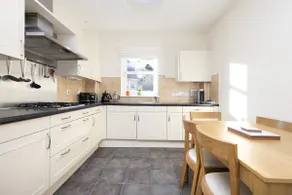 JOIVY Modern Flat with Free Parking - Image 3