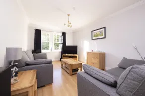 JOIVY Modern Flat with Free Parking - Image 5
