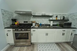 Modern 3 Bed Apt Parking W D - Image 5