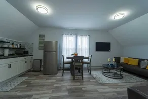 Modern 3 Bed Apt Parking W D - Image 3