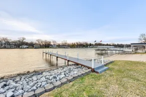 Home on Fox River: Modern Decor Style! - Image 3