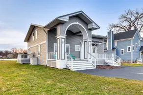 Home on Fox River: Modern Decor Style! - Image 4