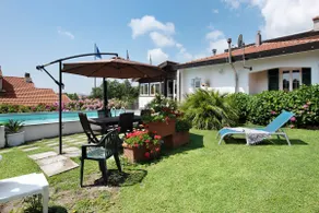 Barcollo House - Pool surrounded by greenery - Image 2
