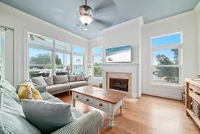 Happy Daze - Luxury, Single Side of Duplex - Image 4