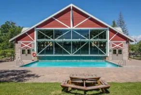 Cozy king bed Suite/pullout couch. Pool on grounds - Image 2