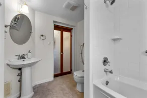 Legal Luxury Suite in the Heart of White Rock - Image 5