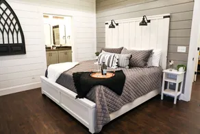 Stunning Pet Friendly Farmhouse 1 mile to new casino sleeps 10 Hot Tub - Image 4