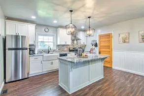 Beautifully Restored Farmhouse in Marshall! - Image 3