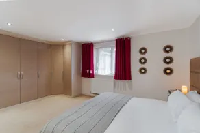 Spacious 5 bed Sunninghill with driveway parking - Image 4