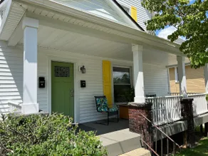 The Yellow-Shuttered House apt B - Image 2