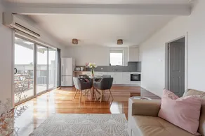 House on Hampson - Image 3