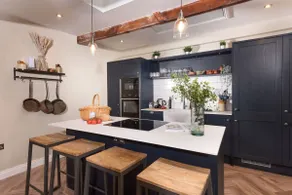 Sullivans Loft - 100m from beach, Children welcome, Juliet balcony - Image 3