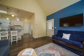#StayInMyDistrict Lake Oswego Honey Bee Cottage - Image 4