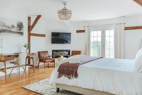 Serene King Suite with Soaking Tub - Image 3